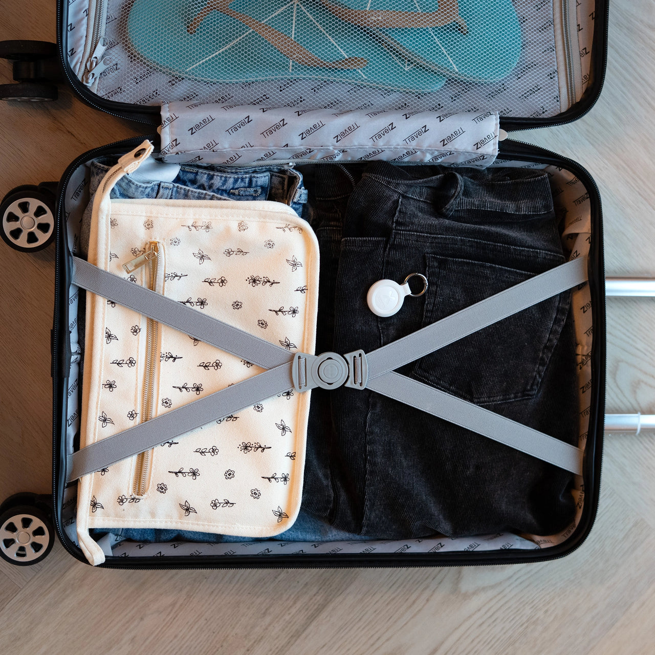 TravelTag for Android & iPhone - Water-resistant - 3-Pack - Ash White